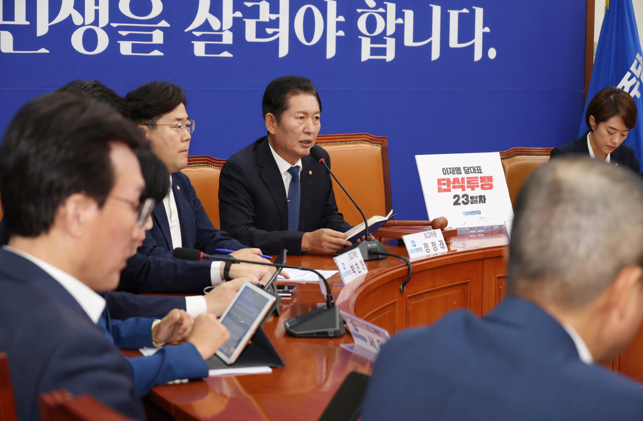 Rep. Jung Chung-rae, a member of the Democratic Party's Supreme Council, speaks during a party meeting in Seoul on Friday. (Yonhap)