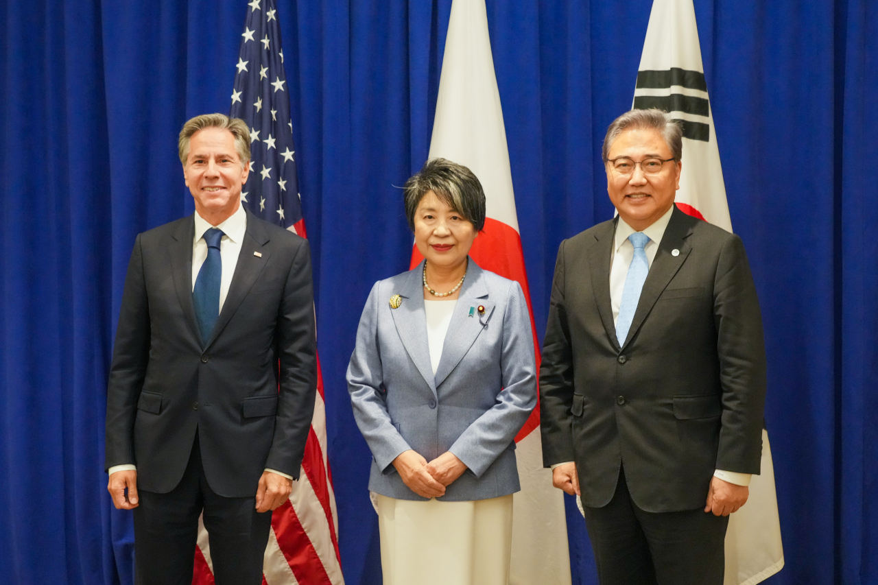 South Korean Foreign Minister Park Jin (right) poses for a photo with U.S. Secretary of State Antony Blinken (left) and his Japanese counterpart, Yoko Kamikawa, in New York on Friday. (Yonhap)