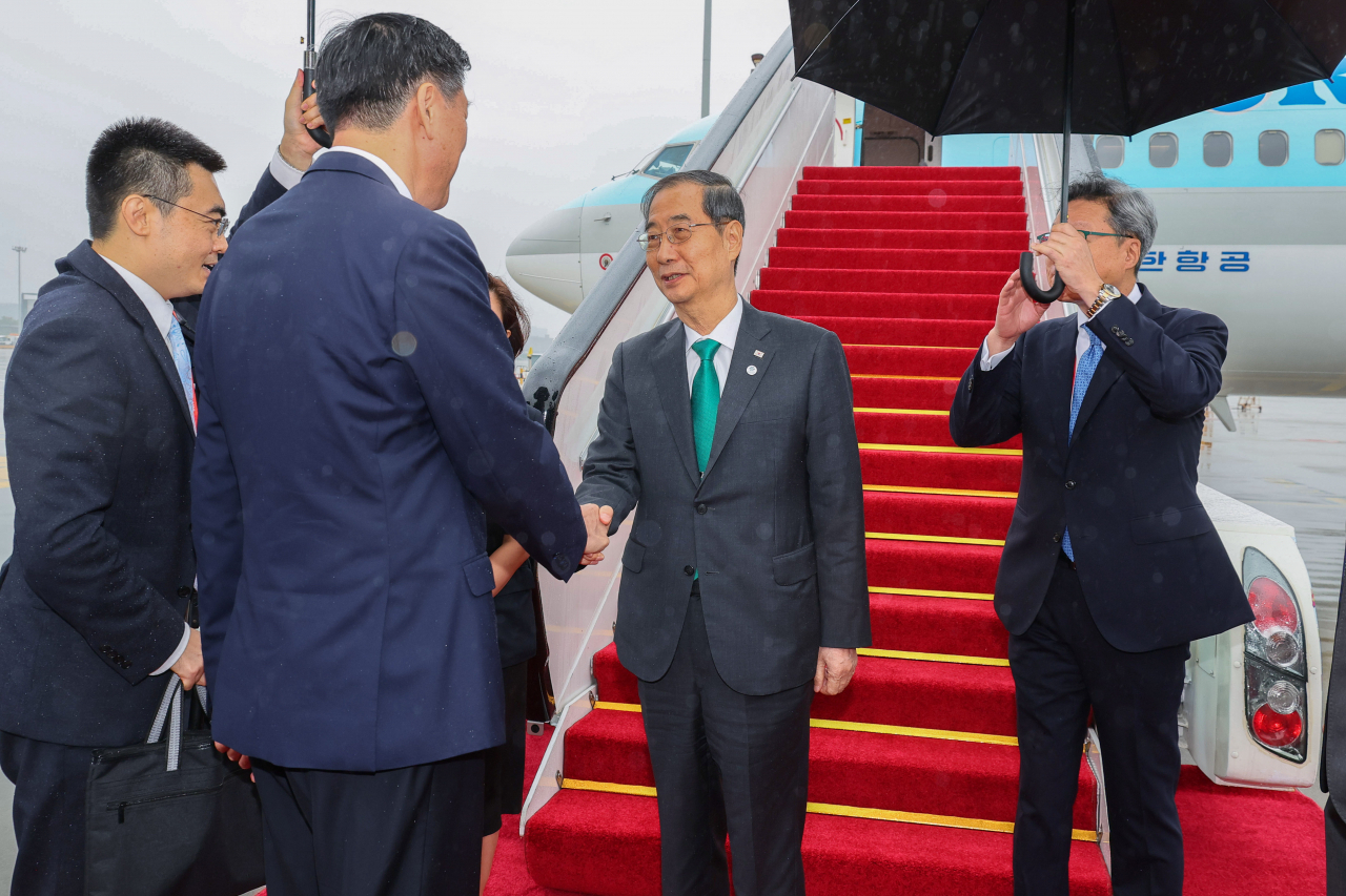 Prime Minister Han Duck-soo arrives at Hangzhou Xiaoshan International Airport in the eastern Chinese city on Sat. to attend the opening ceremony of the Asian Games. (Yonhap)