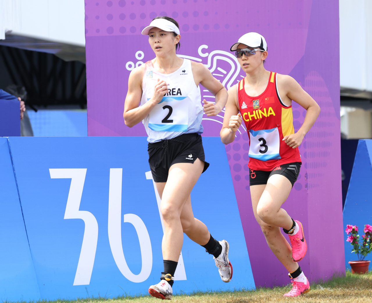 South Korea's Kim Sun-woo (left) competes in the women's individual modern pentathlon at Fuyang Yinhu Sports Centre in Hangzhou during the 19th Asian Games on Sunday. (Yonhap)