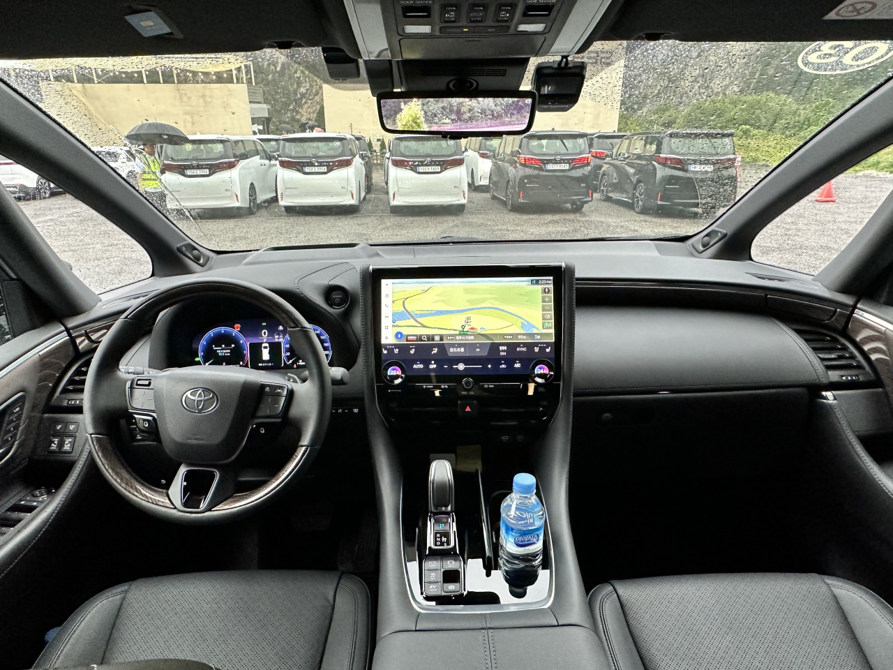 A view of the driver’s seat in Toyota’s premium minivan Alphard 2.5-liter Hybrid (Byun Hye-jin/The Korea Herald)