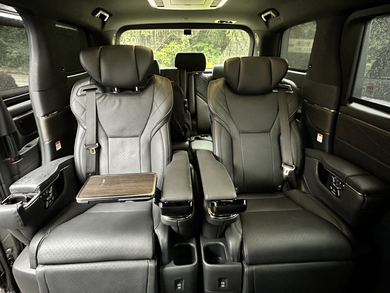 A view of the second and third-row seats in Toyota’s premium minivan Alphard 2.5-liter Hybrid (Byun Hye-jin/The Korea Herald)