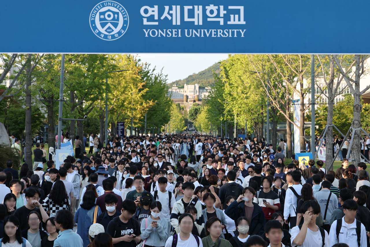 Those who took the essay writing tests for admission to Yonsei University leave the school on Saturday afternoon. (Yonhap)