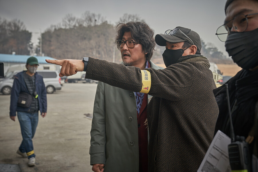 Song Kang-ho (left) and director Kim Jee-woon (right) (Barunson EA)