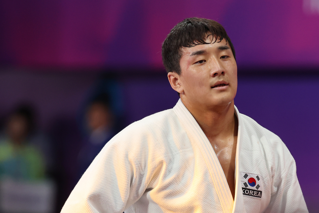 Lee Joon-hwan of South Korea reacts to his loss to Somon Makhmadbekov of Tajikistan in the final of the men's -81kg judo event at the Asian Games at Xiaoshan Linpu Gymnasium in Hangzhou, China, Monday. (Yonhap)