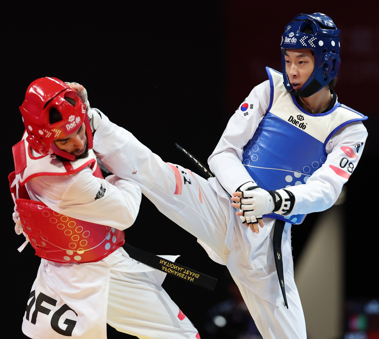 South Korea's Jang Jun (right) competes in the men's -58kg taekwondo at Lin'an Sports Culture & Exhibition Centre in Hangzhou, China, during the 19th Asian Games on Monday. (Yonhap)