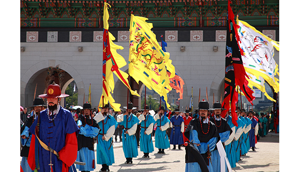 The traditional changing of the royal guards’ ceremony at Gyeongbokgung Palace. (Gyeongbokgung Palace Management Office)
