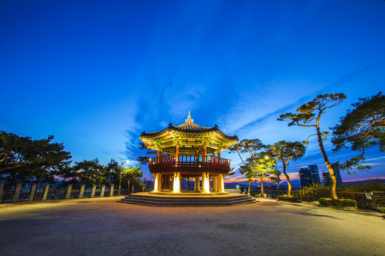 Eungbongsan's octagonal pavilion (GettyImages)