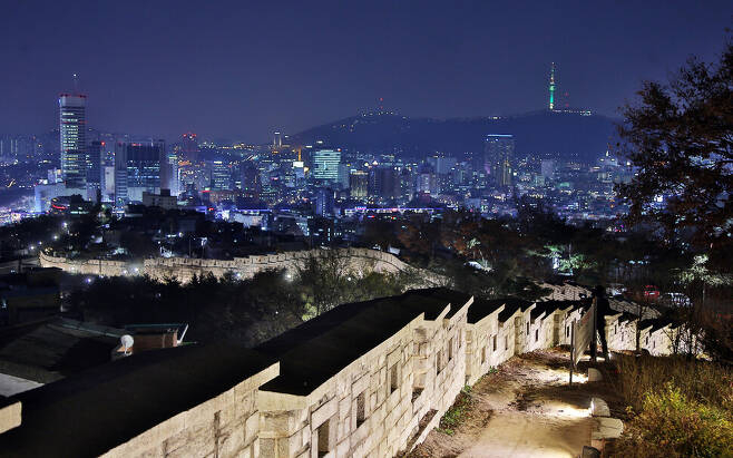 Night view of Seoul from the fortress trail at Naksan Park (Seoul Tourism Organization)