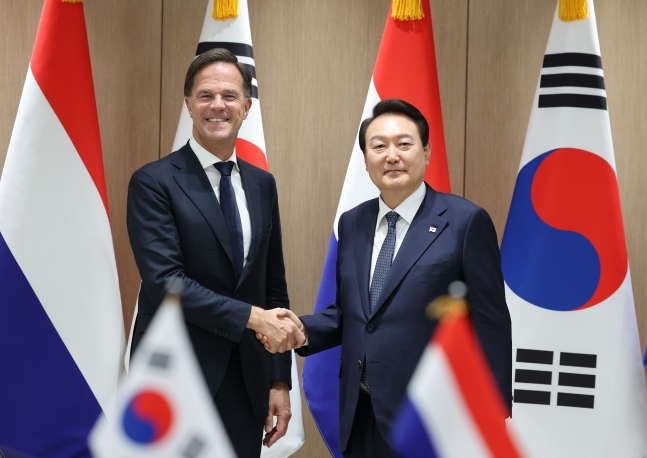 President Yoon Suk Yeol shakes hands with Dutch Prime Minister Mark Rutte at the presidential office in Seoul in November. (Yonhap)