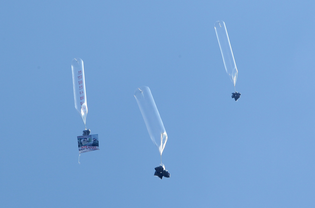 Balloons carrying anti-North Korea leaflets are released by North Korean defectors, now living on South Korea, on March 26, 2016 in Paju, South Korea. (GettyImages)