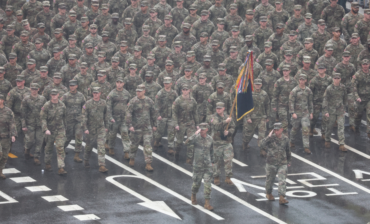 Stryker Brigade combat troops from the U.S. 2nd Infantry Division join a South Korean military parade in downtown Seoul on Tuesday in commemoration of the 75th anniversary of Armed Forces Day. (Yonhap)