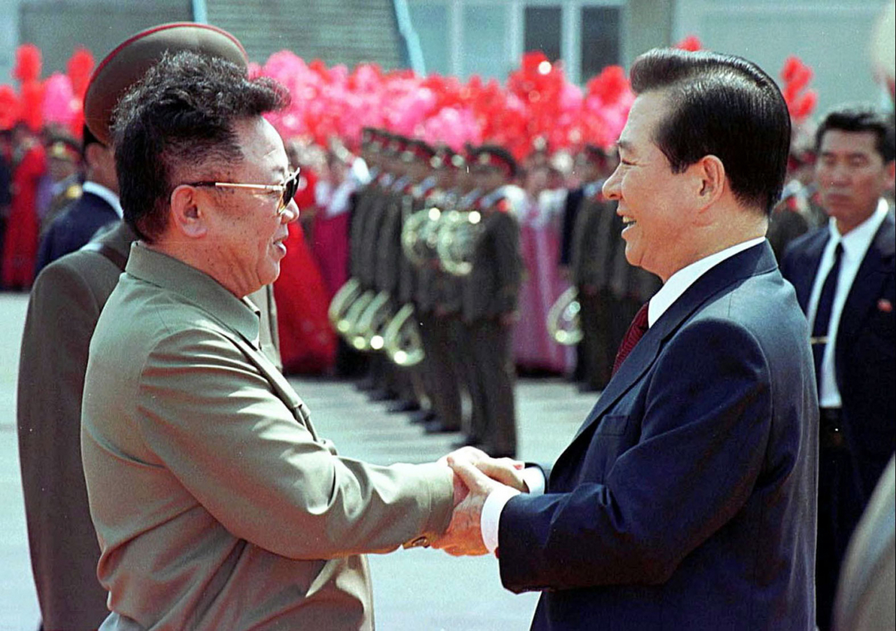 In this June 13, 2000 file photo, then-President Kim Dae-jung (right) and North Korea's then-leader, Kim Jong-il, greet each other upon the South Korean leader's arrival at Sunan Airport in Pyongyang. (Yonhap/AP file photo)