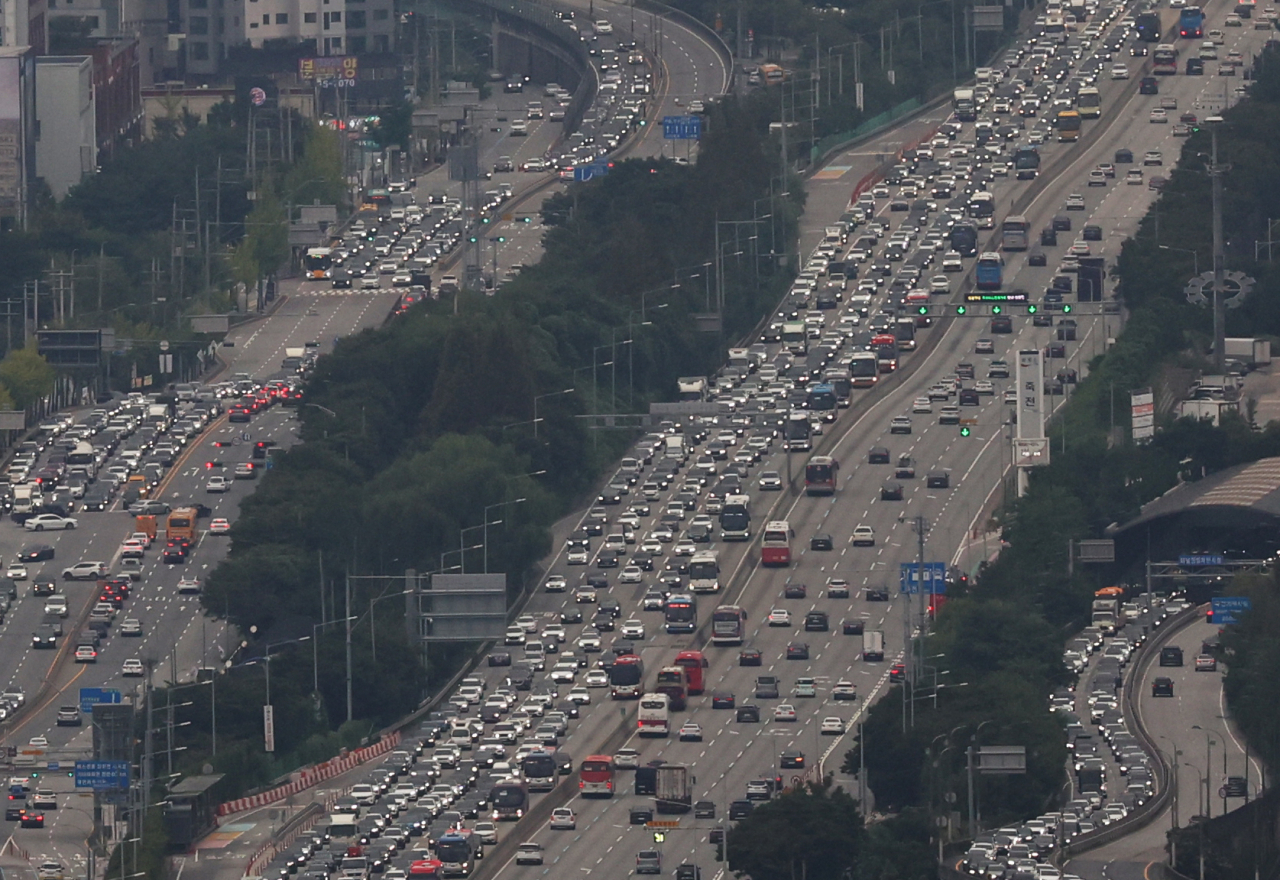 Photo shows an aerial view of a road junction clogged with heavy traffic in Yongin, just south of Seoul, Wednesday, as people headed to their hometowns to celebrate the extended Chuseok holiday. (Yonhap)