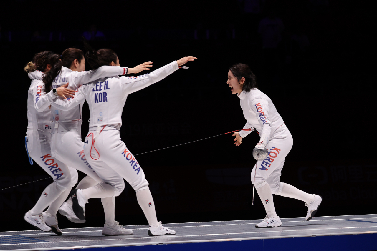 South Korean fencers celebrate their victory in the semifinal of the women's team epee event at Hangzhou Dianzi University Gymnasium in Hangzhou, China, during the 19th Asian Games on Wednesday. (Yonhap)