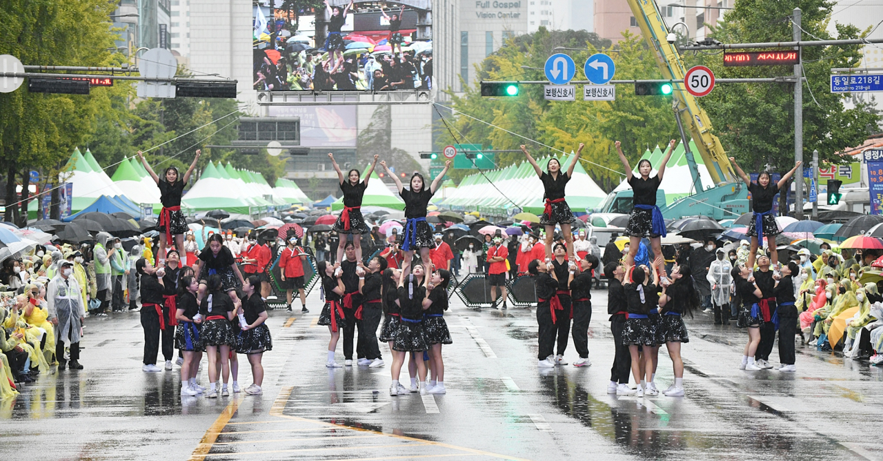 A cheerleading performance competing in the street parade during the 2022 Nowon Tal Festival in Nowon-gu, northern Seoul. (Nowon-gu Office)