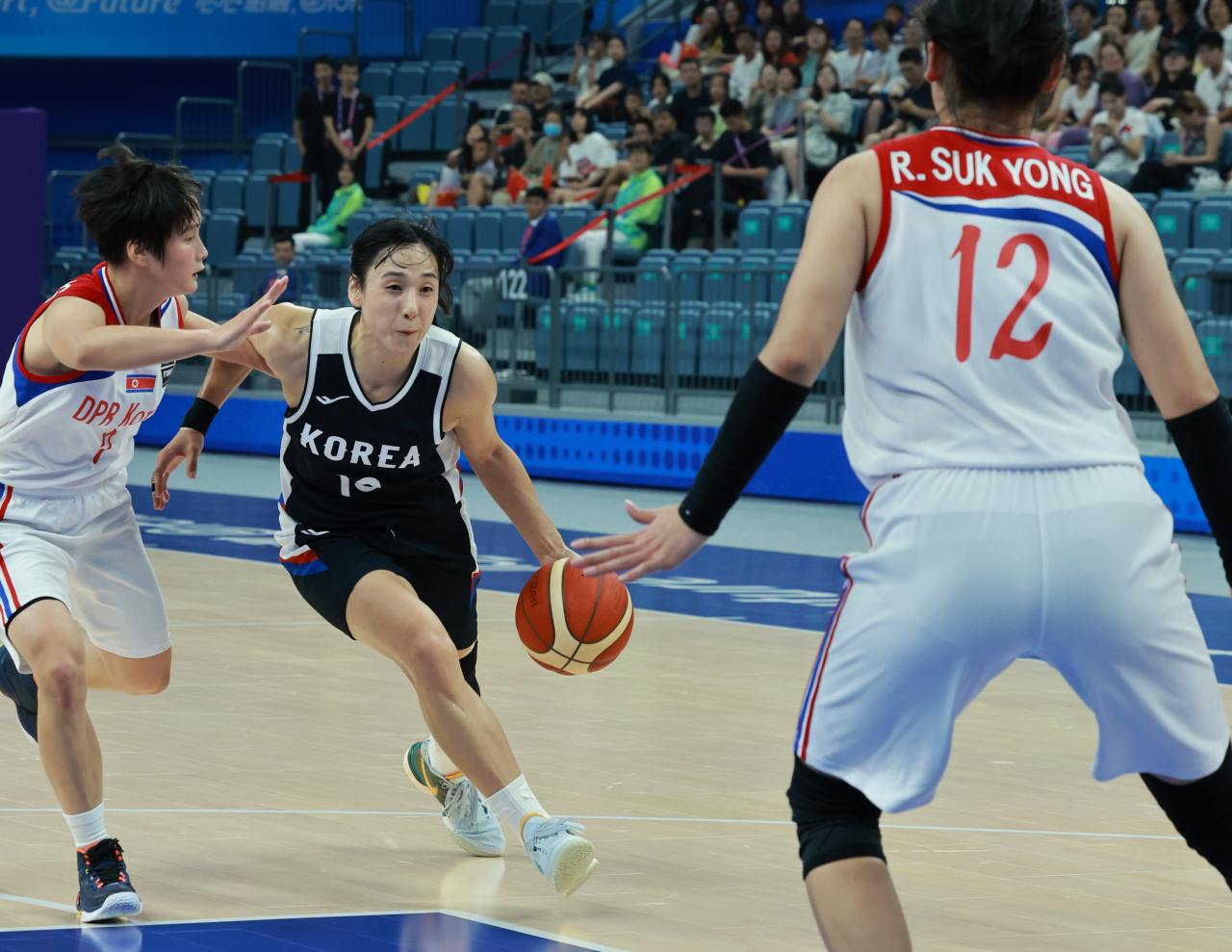 Kim Danbi of South Korea drives into the paint against North Korea during the teams' Group C game of the Asian Games at Hangzhou Olympic Sports Centre Gymnasium in Hangzhou, China, on Friday. (Yonhap)