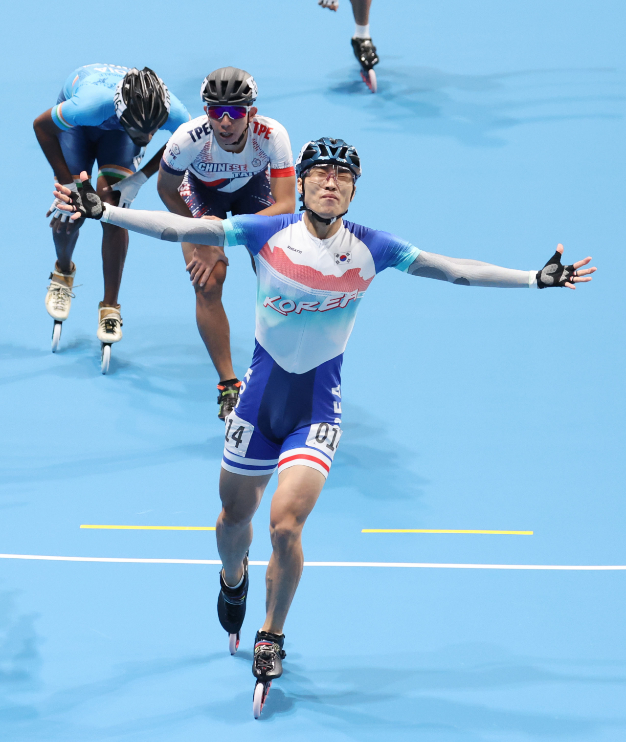 Choi Gwang-ho of South Korea celebrates after winning the men's 1,000-meter sprint event at the 19th Asian Games in Hangzhou, China on Sunday. (Yonhap)