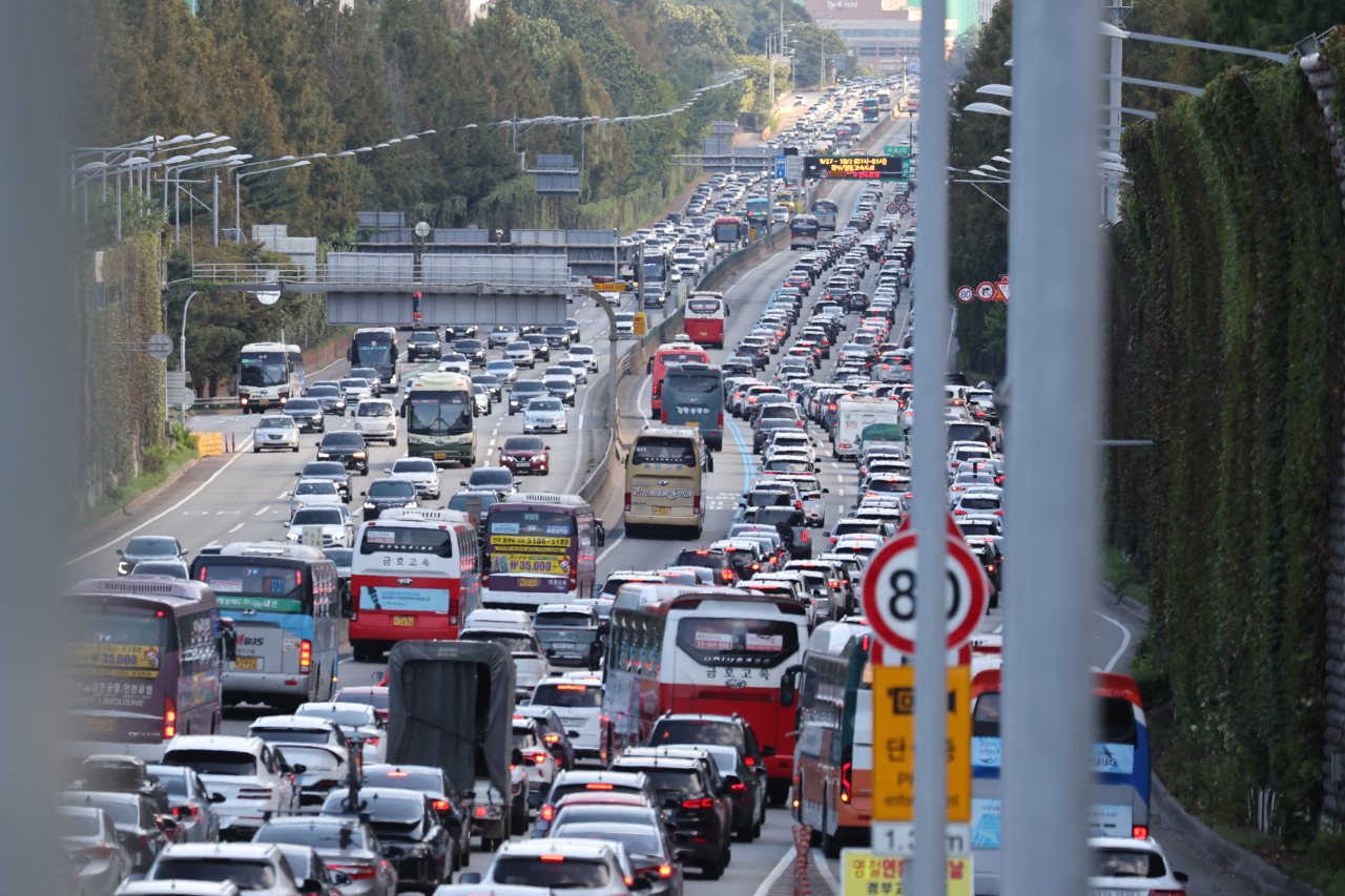 The Gyeongbu Expressway is heavily congested near the Jamwon Interchange in southern Seoul on Sunday, as families head home after celebrating the Chuseok holiday. (Yonhap)