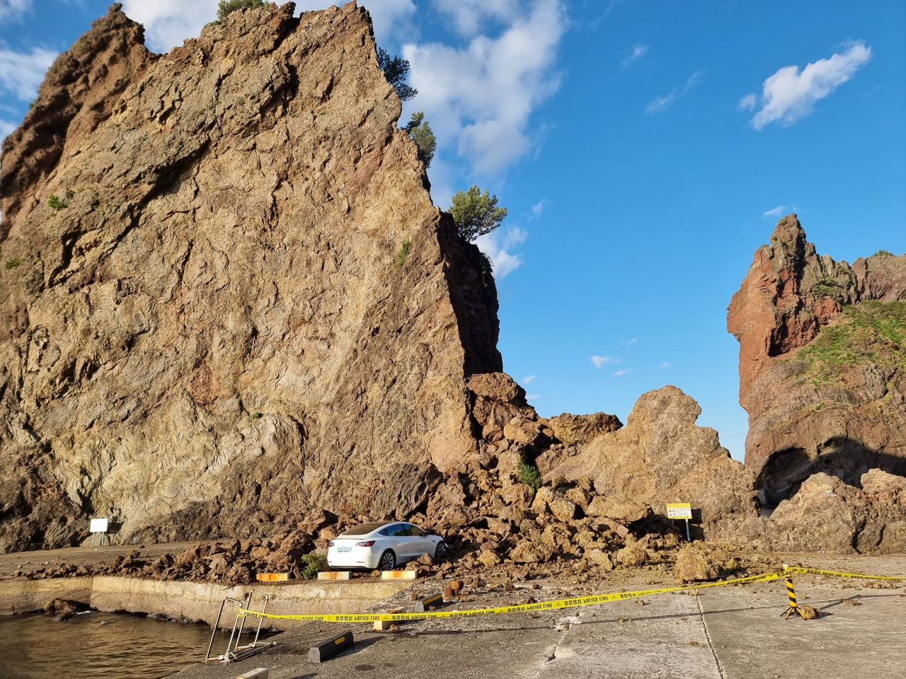 This photo, captured from the Facebook account of Ulleung Mayor Nam Han-kwon, shows a rockfall at a tourist attraction on South Korea's eastern island of Ulleung on Monday. (Yonhap)