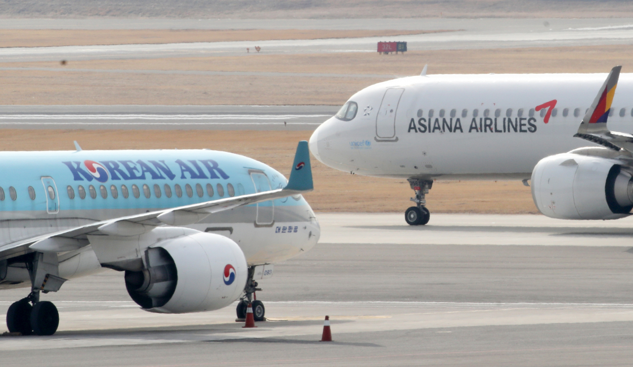 Korean Air and Asiana Airlines aircraft are parked at Gimpo International Airport in western Seoul. (Newsis)