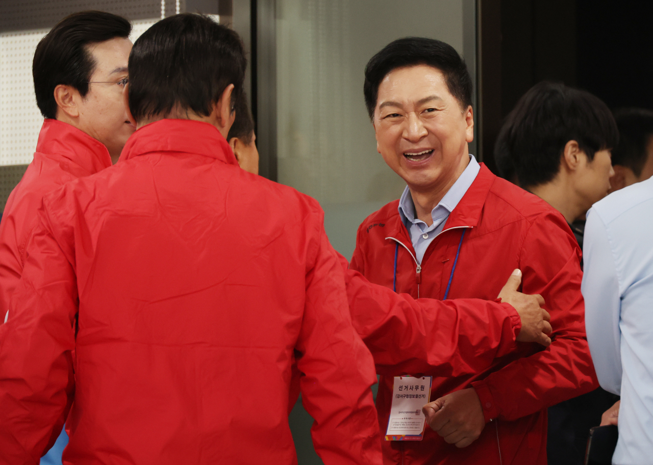People Power Party leader Rep. Kim Gi-hyeon holds a meeting with labor unions in Seoul’s western Gangseo on Tuesday with the by-election to elect the capital city district’s head a week away. (Yonhap)