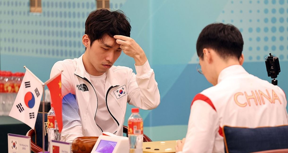 South Korea's Kim Myung-hun (left) competes in the final of the men's team Go at Hangzhou Qi-Yuan (Zhili) Chess Hall in Hangzhou, China, at the Asian Games on Oct. 3, 2023. (Yonhap)