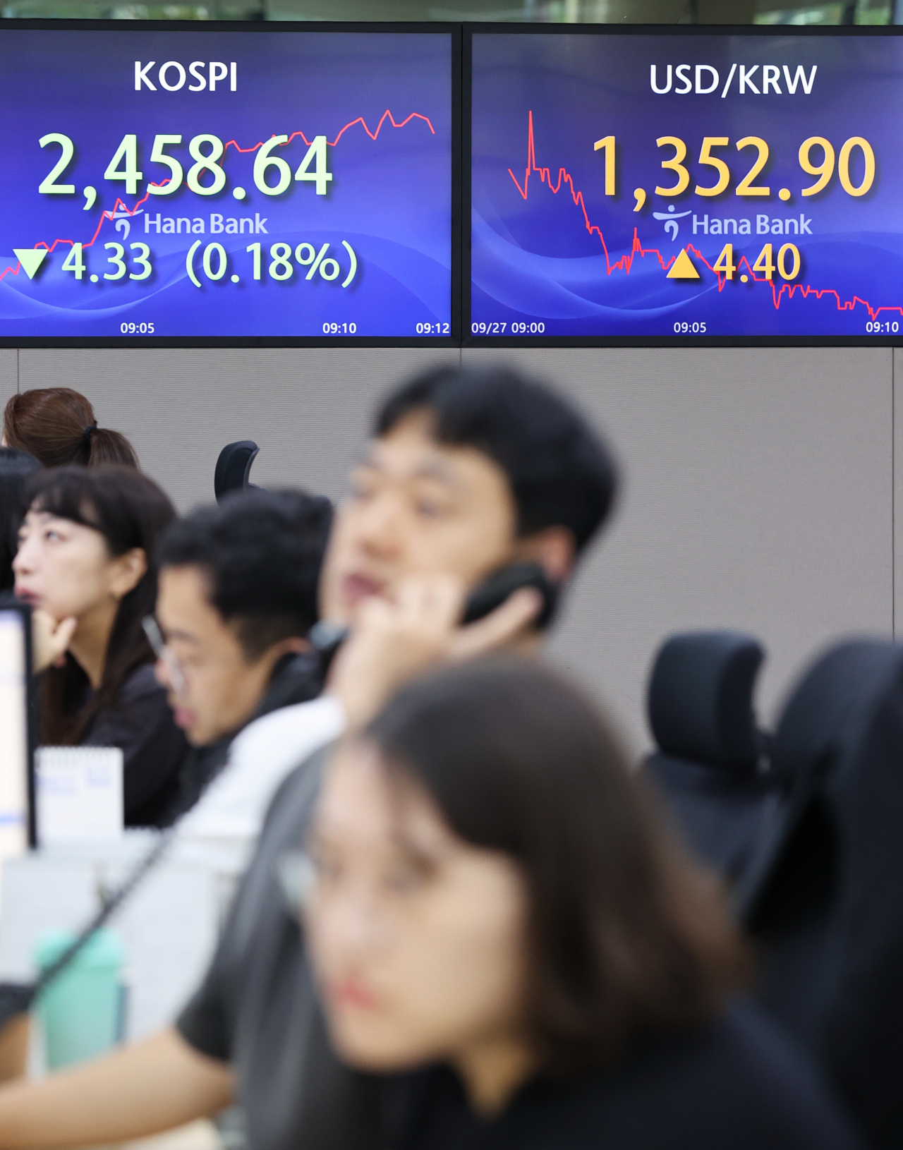 An electronic board showing the Korea Composite Stock Price Index at a dealing room of the Hana Bank headquarters in Seoul on Sept. 27 (Yonhap)