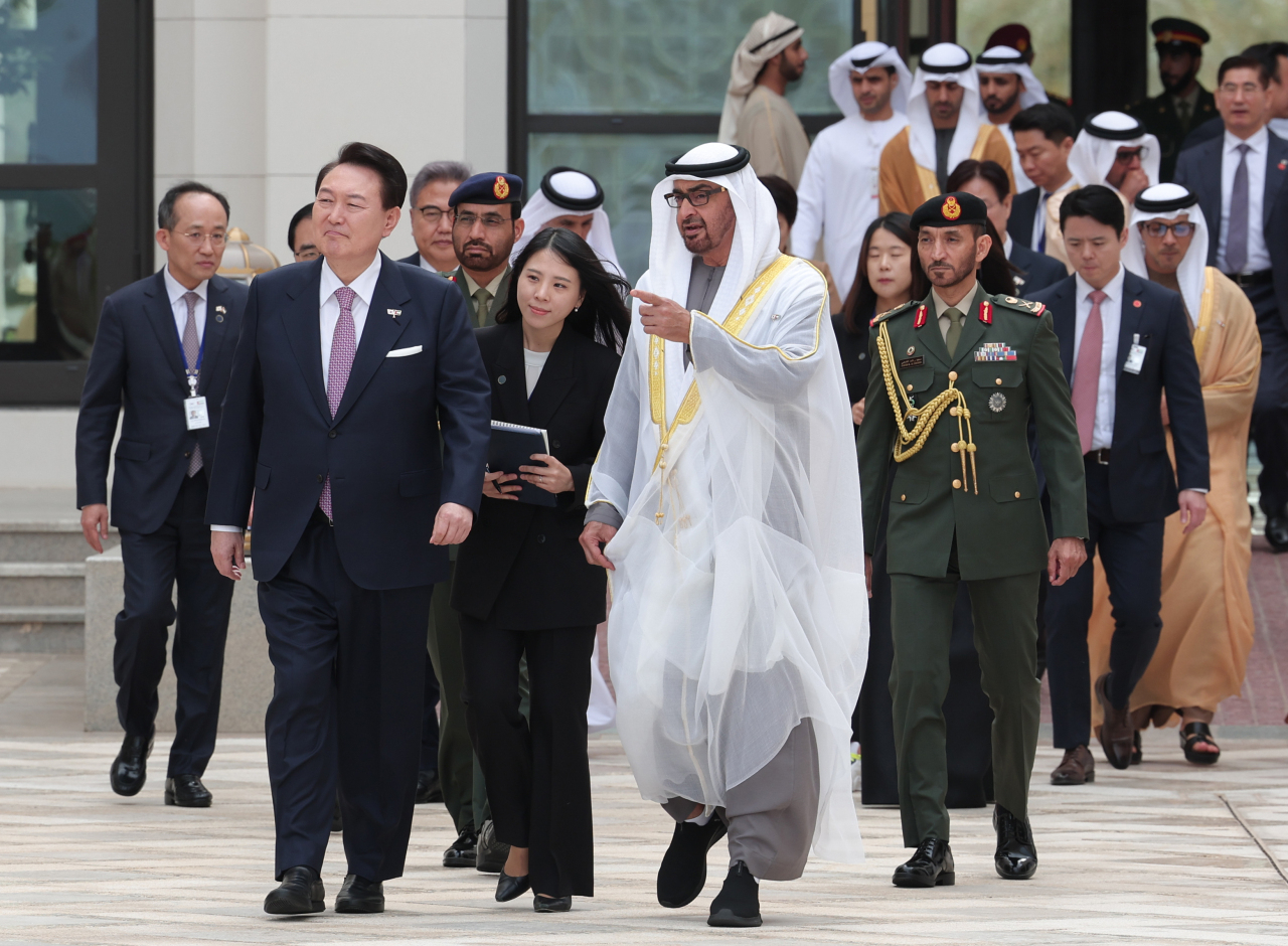 President Yoon Suk Yeol walks with Emirati leader Sheikh Mohammed bin Zayed Al Nahyan at a state luncheon held at the United Arab Emirates presidential office on Jan. 17. (Yonhap)