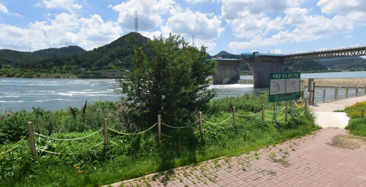 A scene around Dalseongbo Weir in Nakdong River, Daegu, captured in July 2022. (Naver map)