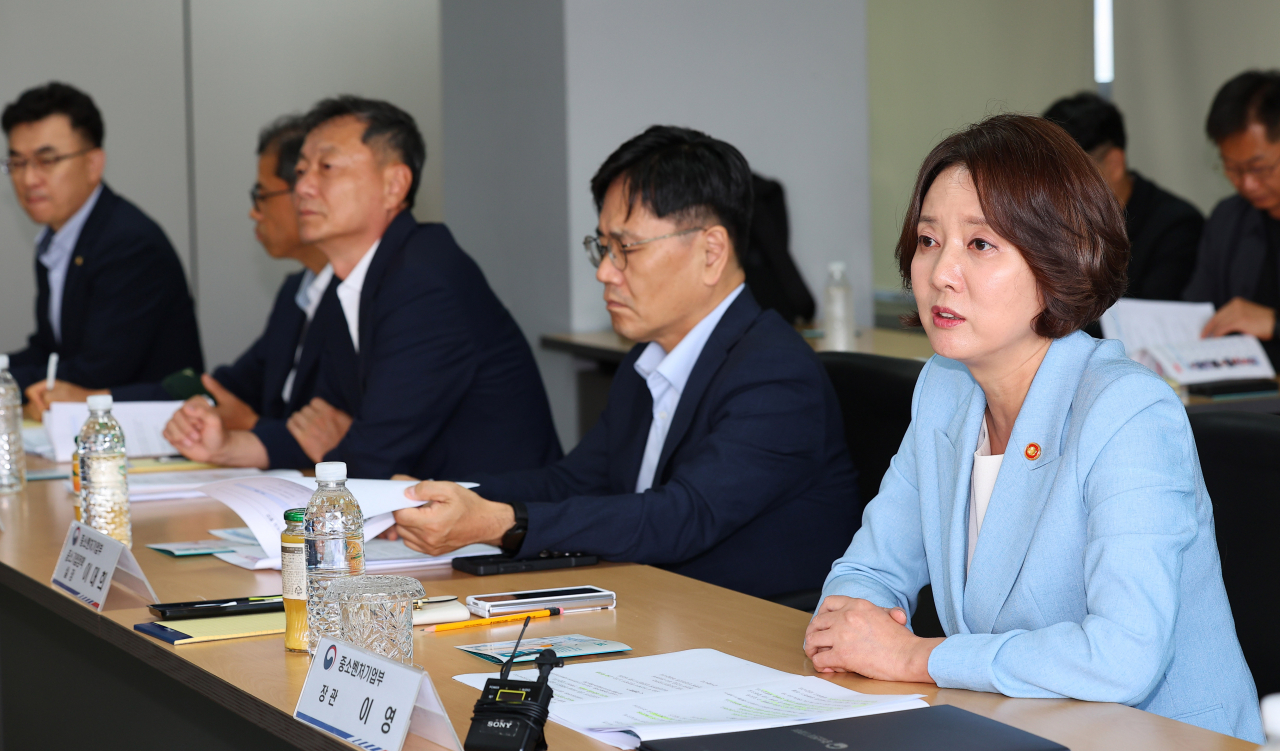 Lee Young, the minister of SMEs and startups, speaks during an open session held to address ways to incorporate a price adjustment clause in consignment contracts, in Gangseo-gu, Seoul, Sept. 11. (Yonhap)