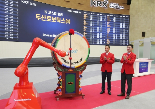 Doosan Robotics' collaborative robot H-Series plays the drum at an event held to celebrate the firm's Kospi debut at the Korea Exchange in Yeouido, western Seoul, Thursday. (Doosan Robotics)
