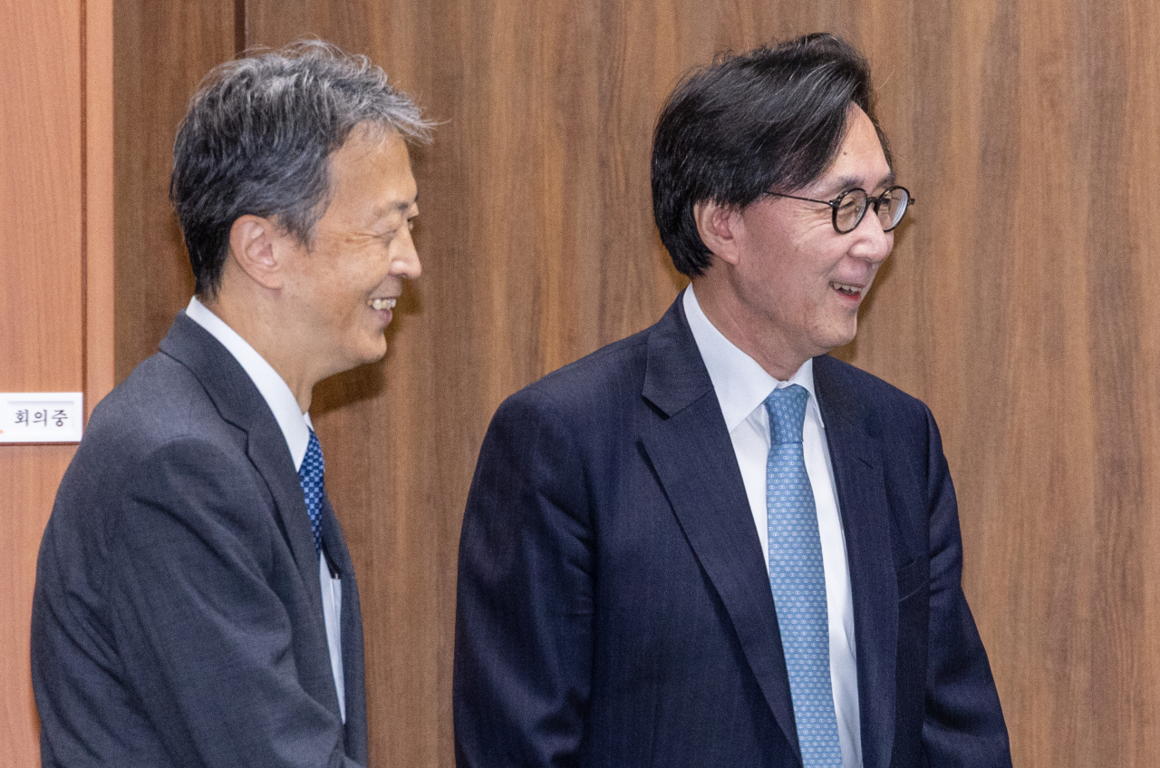 Chang Ho-jin (right), South Korea's first vice minister of the Ministry of Foreign Affairs, and Masataka Okano, Japan's vice foreign minister, enter the venue where high-level talks on strategic cooperation between the two countries were held for the first time in nine years in Seoul on Thursday. (Yonhap)