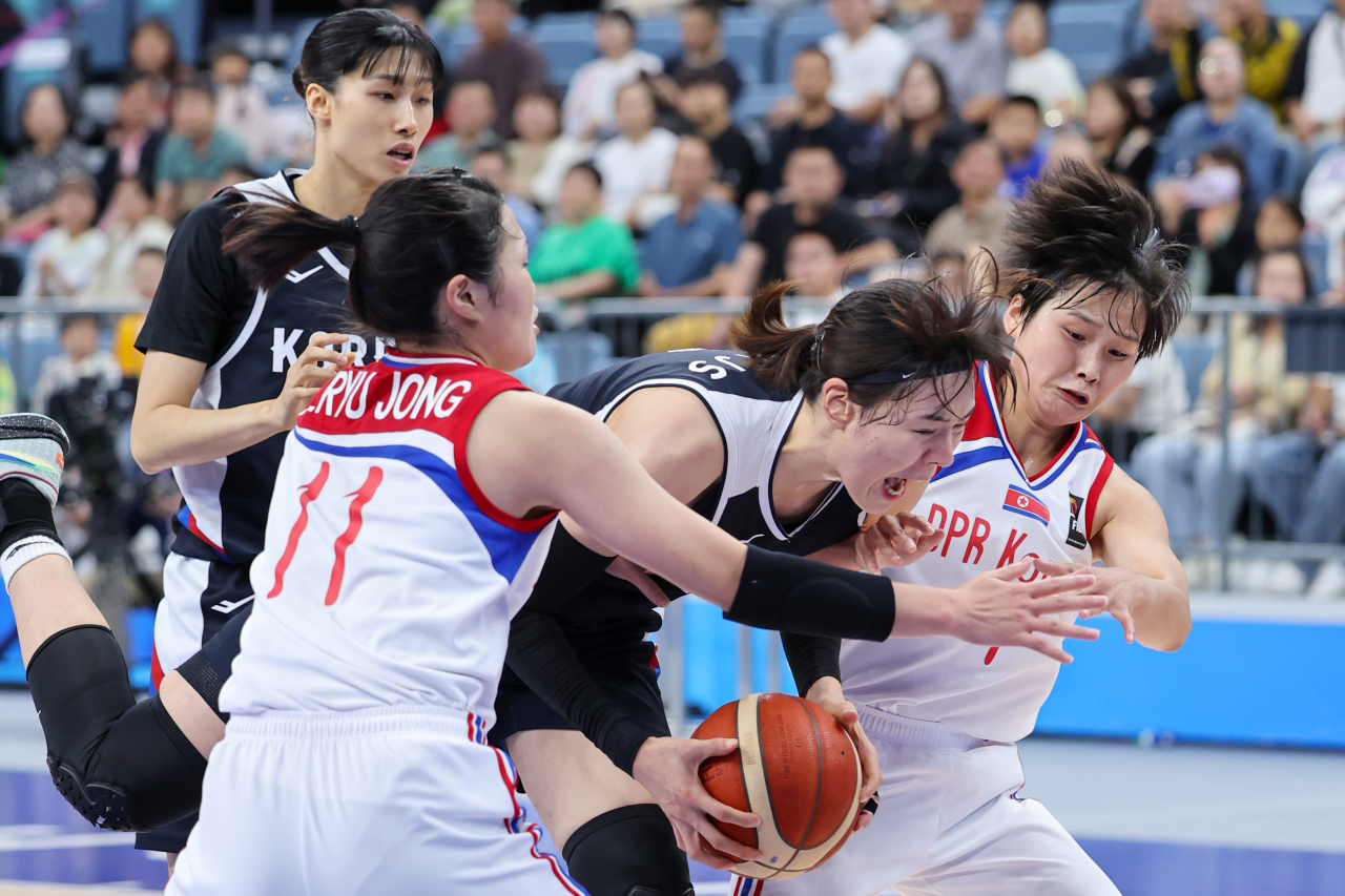 South Korea's Park Ji-su (second from right in black jersey) competes in the bronze medal match of the women's basketball against North Korea at Hangzhou Olympic Sports Centre Gymnasium in Hangzhou, China, during the 19th Asian Games on Thursday. (Yonhap)