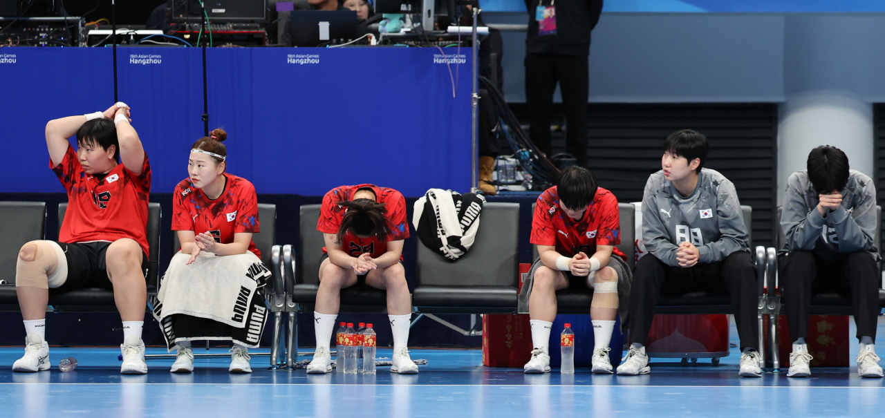South Korean players react to a play against Japan during the gold medal match of the Asian Games women's handball tournament at Zhejiang Gongshang University Sports Centre in Hangzhou, China, on Thursday. (Yonhap)