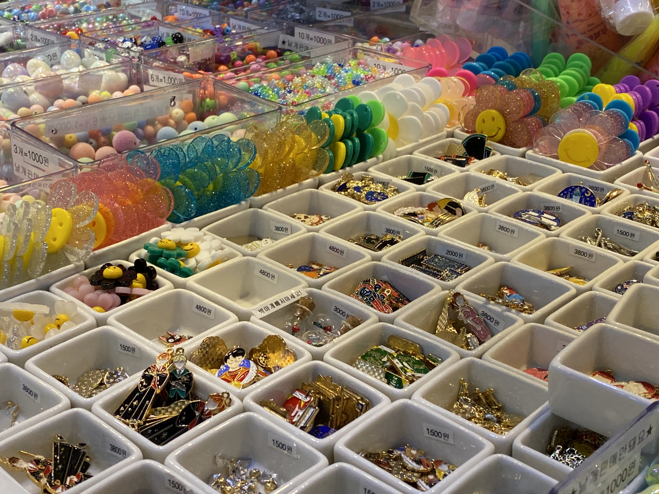 An array of beading and jewelry-making supplies are on display at a store located on the fifth floor of the Dongdaemun Shopping Complex. (Hwang Joo-young/The Korea Herald)