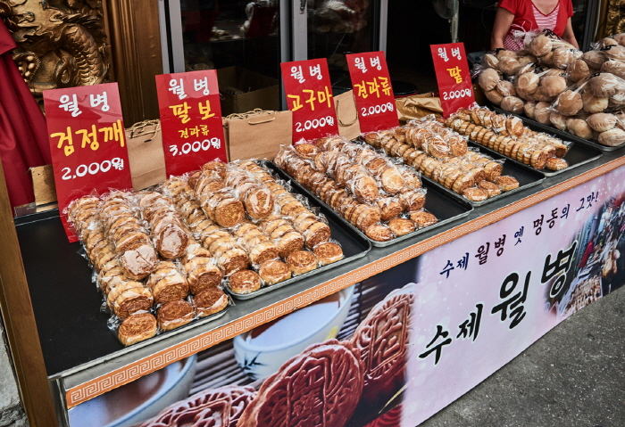 A selection of desserts is on display in Incheon's Chinatown. (Korea Tourism Organization)