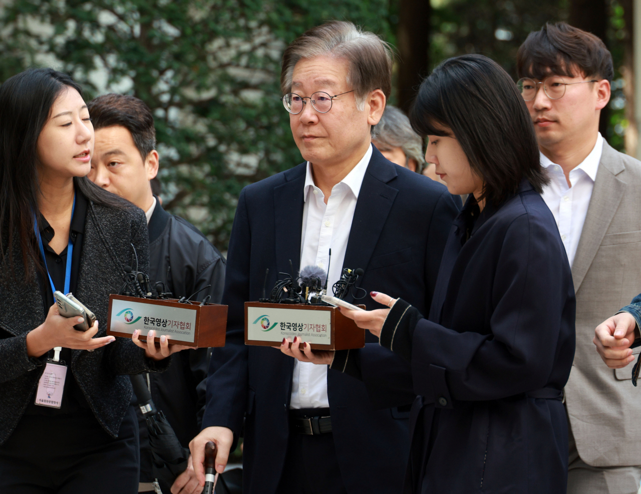 Rep. Lee Jae-myung, chairman of the main opposition Democratic Party, enters the Seoul Central District Court on Friday. (Yonhap)