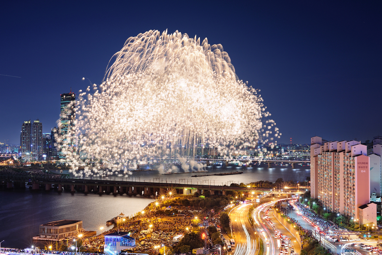 Fireworks are seen during the 2022 Seoul International Fireworks Festival in October 2022. (Hanwha Group)