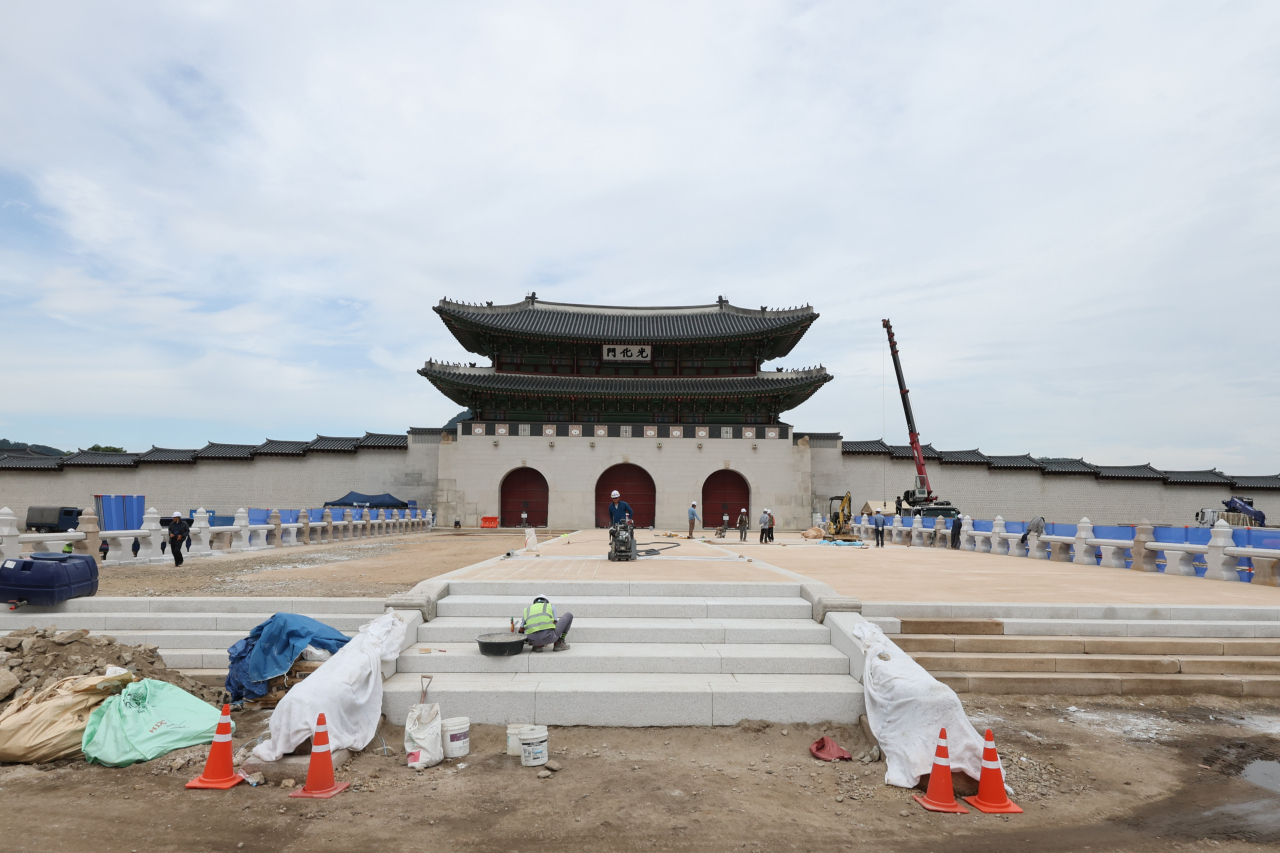 A view of the restored woldae in front of Gwanghwamun, the main gate of Gyeongbokgung, is seen on Tuesday. (Yonhap)