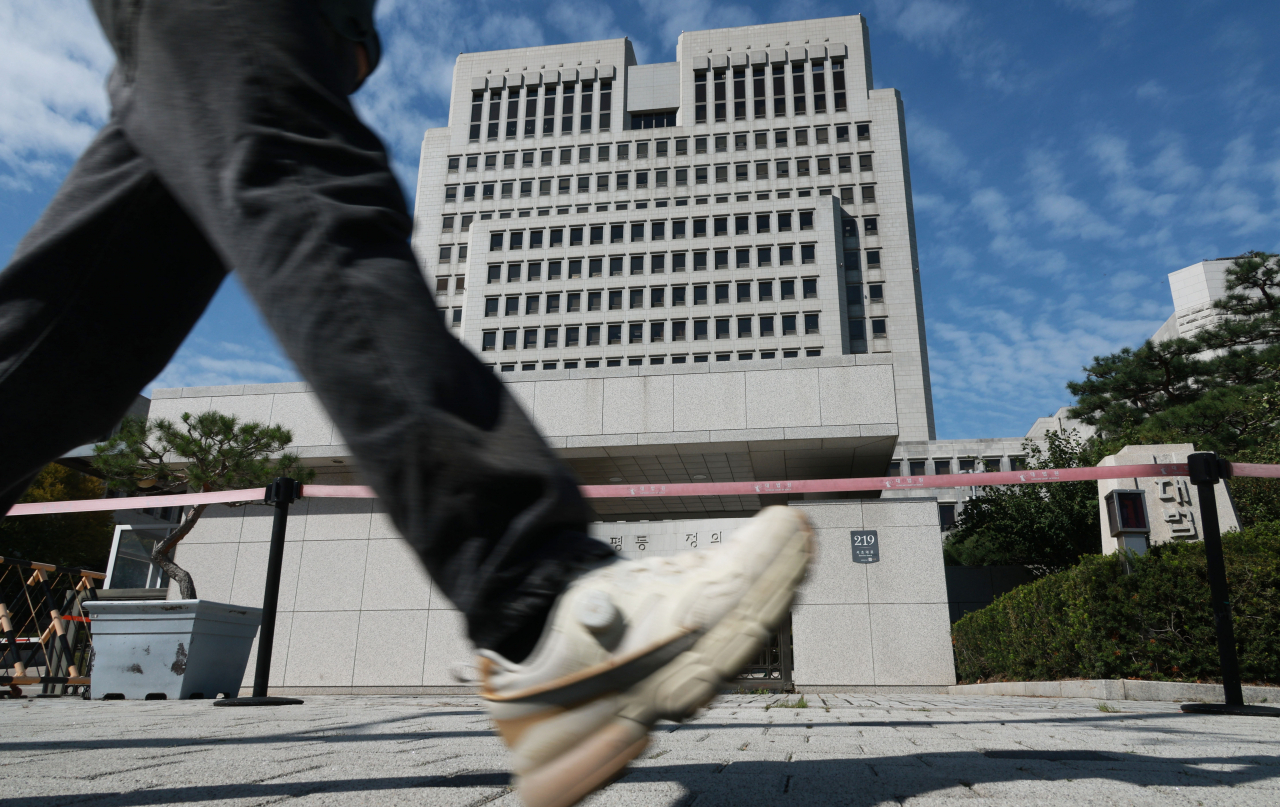 A pedestrian walks past the Supreme Court of Korea in Seoul on Friday. (Yonhap)