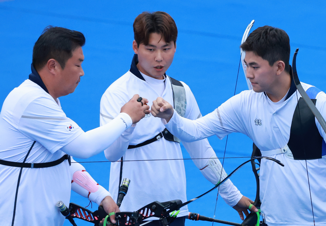 South Korea's Oh Jin-hyek, Lee Woo-seok and Kim Je-deok (from left to right) react in the final of the men's team recurve archery event at Fuyang Yinhu Sports Centre in Hangzhou, China, during the 19th Asian Games on Oct. 6, 2023. (Yonhap)