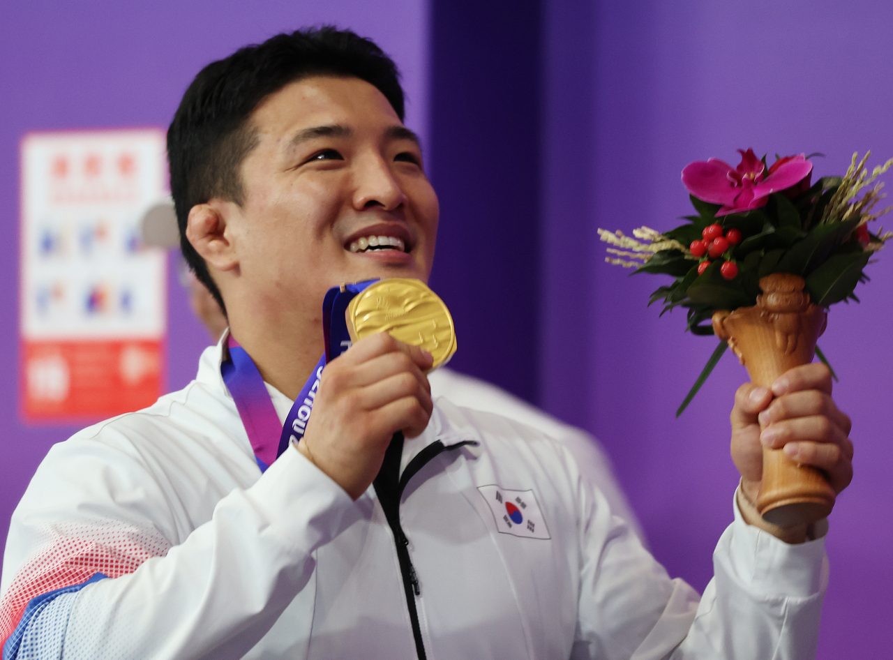 Koo Bon-cheol of South Korea holds up his gold medal after the victory ceremony for the men's -77-kilogram event in ju-jitsu at the Asian Games at Xiaoshan Linpu Gymnasium in Hangzhou, China, on Oct. 6, 2023. (Yonhap)