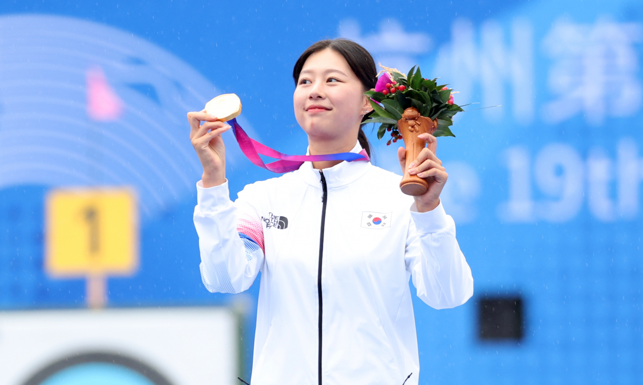 South Korean archer Lim Si-hyeon poses for a photo after winning the gold medal in the women's individual recurve event at the Asian Games in Hangzhou, China on Saturday. (Yonhap)