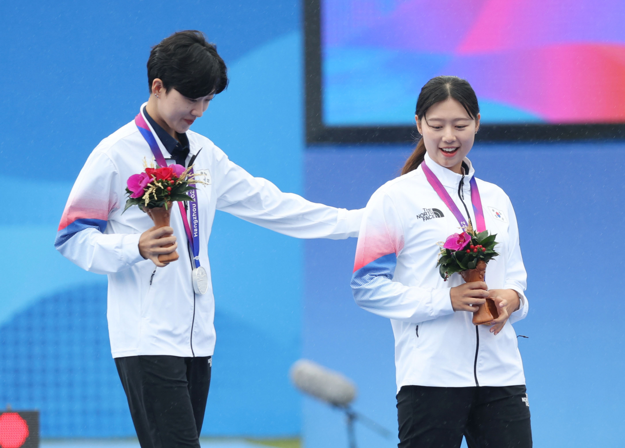 Lim Si-hyeon (right) and An San participate in the medal ceremony of the individual recurve archery event of the 19th Asian Games in Hanzhou, China, on Saturday. (Yonhap)
