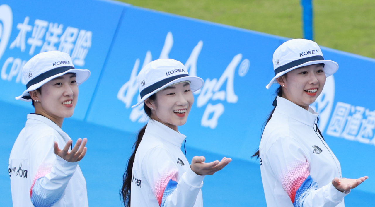 An san (left), Choi Mi-sun (center) and Lim Si-hyeon of the South Korean women's archery team participate in the medal ceremony of the team recurve archery event of the 19th Asian Games in Hanzhou, China, on Saturday. (Yonhap)