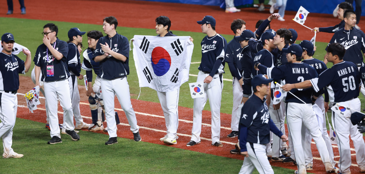 South Korean national baseball team cheers after beating Chinese Taipei 2-0 in the finals held at Shaoxing Baseball and Softball Sports Centre in Shaoxing, China, on Saturday. (Yonhap)