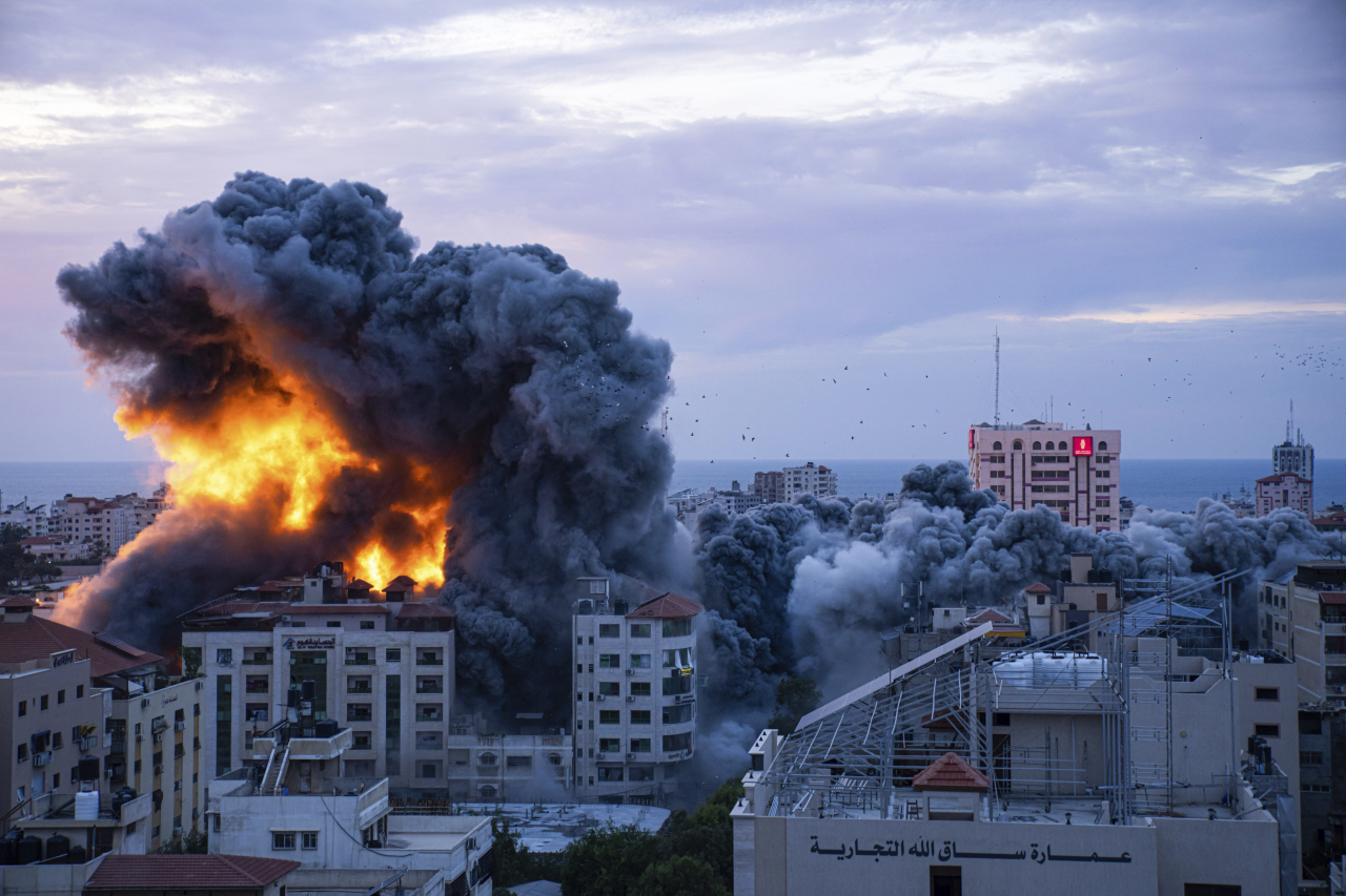 Fire and smoke rises following an Israeli airstrike in Gaza City on Saturday. (AP-Yonhap)