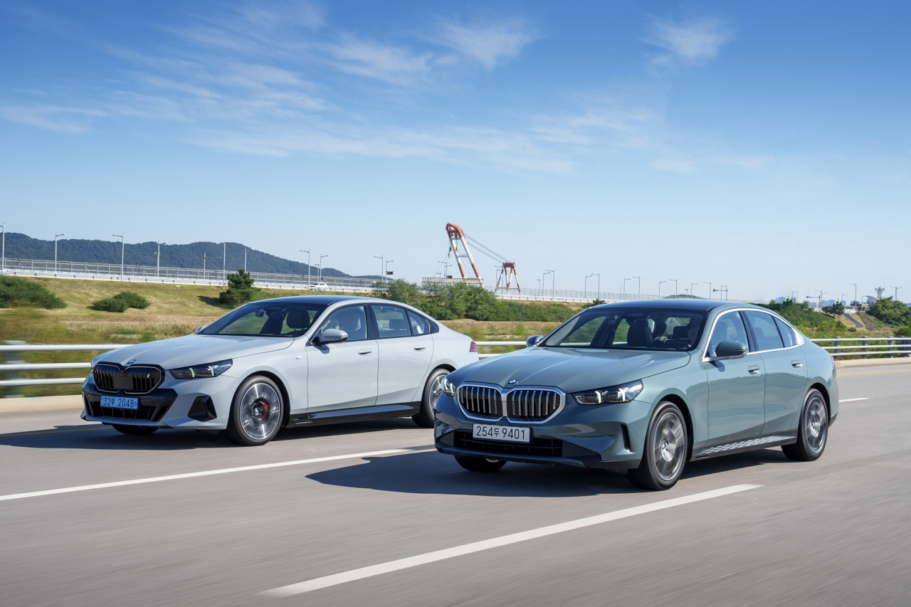 New 5 Series’ electric (left) and gasoline-powered models (BMW Korea)