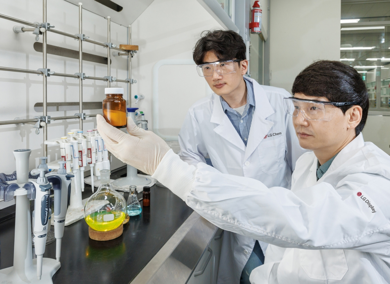 LG researchers inspect a vial of p-type dopant powder at a laboratory in LG Sciencepark in Magok-dong, western Seoul. (LG Display)
